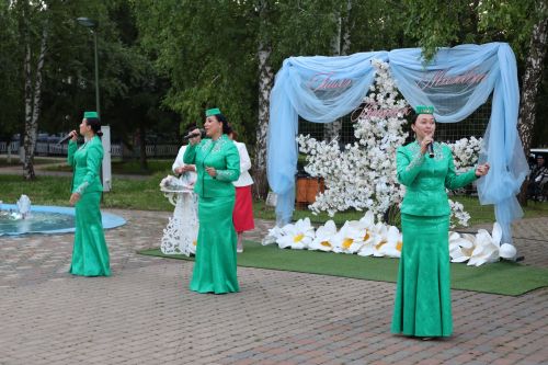 Актанышта Мәхәббәт һәм тугрылык көне: 12 үрнәк гаилә алтын, зөбәрҗәт һәм бриллиант туйларын билгеләп үтте