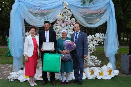Актанышта Мәхәббәт һәм тугрылык көне: 12 үрнәк гаилә алтын, зөбәрҗәт һәм бриллиант туйларын билгеләп үтте