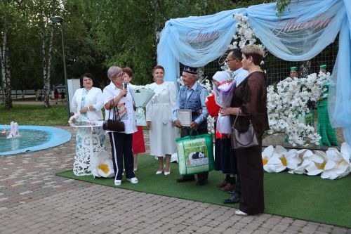 Актанышта Мәхәббәт һәм тугрылык көне: 12 үрнәк гаилә алтын, зөбәрҗәт һәм бриллиант туйларын билгеләп үтте