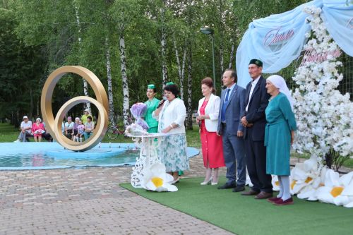 Актанышта Мәхәббәт һәм тугрылык көне: 12 үрнәк гаилә алтын, зөбәрҗәт һәм бриллиант туйларын билгеләп үтте