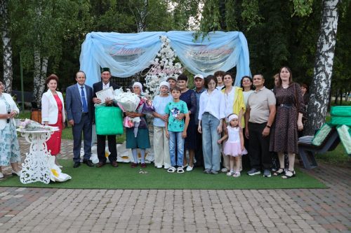 Актанышта Мәхәббәт һәм тугрылык көне: 12 үрнәк гаилә алтын, зөбәрҗәт һәм бриллиант туйларын билгеләп үтте