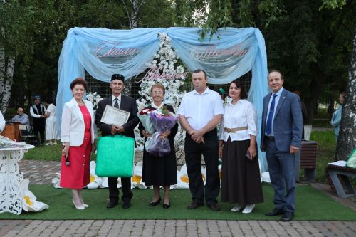 Актанышта Мәхәббәт һәм тугрылык көне: 12 үрнәк гаилә алтын, зөбәрҗәт һәм бриллиант туйларын билгеләп үтте