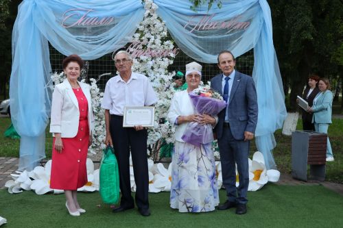 Актанышта Мәхәббәт һәм тугрылык көне: 12 үрнәк гаилә алтын, зөбәрҗәт һәм бриллиант туйларын билгеләп үтте