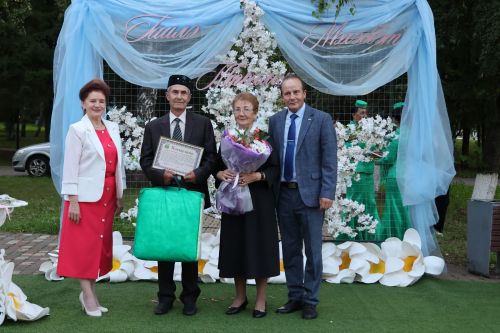 Актанышта Мәхәббәт һәм тугрылык көне: 12 үрнәк гаилә алтын, зөбәрҗәт һәм бриллиант туйларын билгеләп үтте