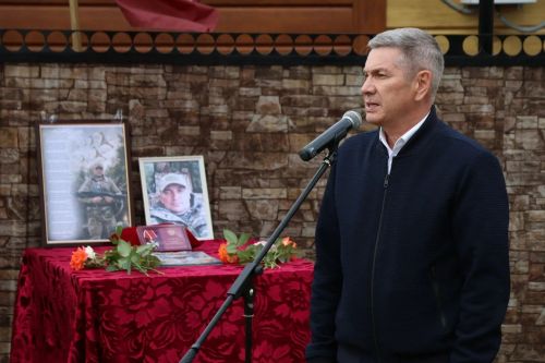 Иске Айман авылында махсус хәрби операциядә һәлак булган Әхмәтшин Альберт Әнвәр улына хәтер тактасы куелды