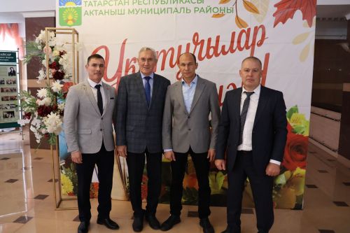 Бәйрәмең белән, мөгаллим: Укытучылар көненнән безнең фоторепортаж