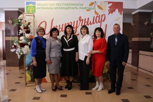 Бәйрәмең белән, мөгаллим: Укытучылар көненнән безнең фоторепортаж