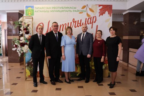 Бәйрәмең белән, мөгаллим: Укытучылар көненнән безнең фоторепортаж