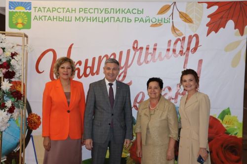 Бәйрәмең белән, мөгаллим: Укытучылар көненнән безнең фоторепортаж