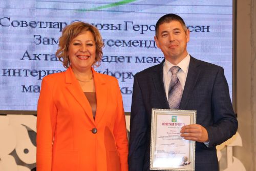 Бәйрәмең белән, мөгаллим: Укытучылар көненнән безнең фоторепортаж