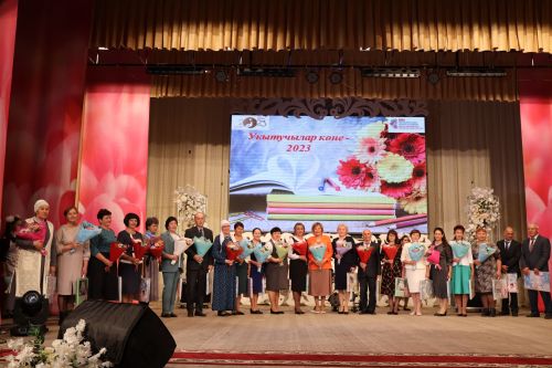 Бәйрәмең белән, мөгаллим: Укытучылар көненнән безнең фоторепортаж