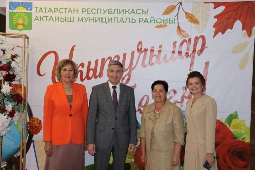 Бәйрәмең белән, мөгаллим: Укытучылар көненнән безнең фоторепортаж