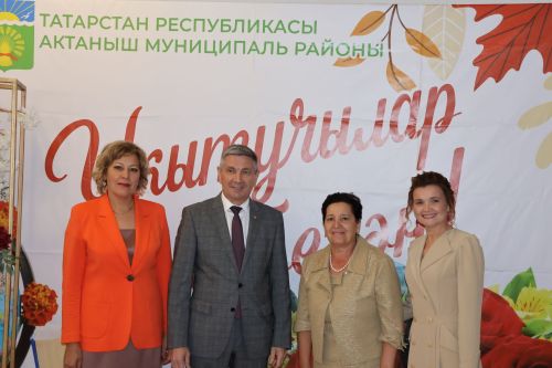 Бәйрәмең белән, мөгаллим: Укытучылар көненнән безнең фоторепортаж