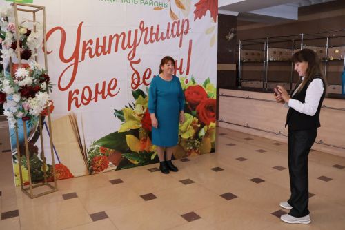 Бәйрәмең белән, мөгаллим: Укытучылар көненнән безнең фоторепортаж