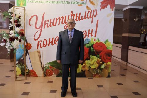 Бәйрәмең белән, мөгаллим: Укытучылар көненнән безнең фоторепортаж