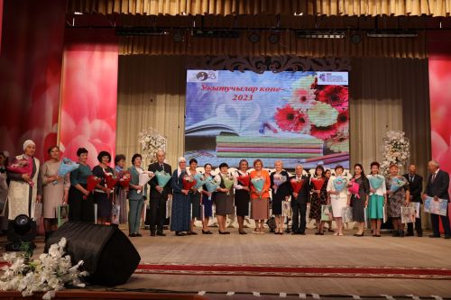 Бәйрәмең белән, мөгаллим: Укытучылар көненнән безнең фоторепортаж