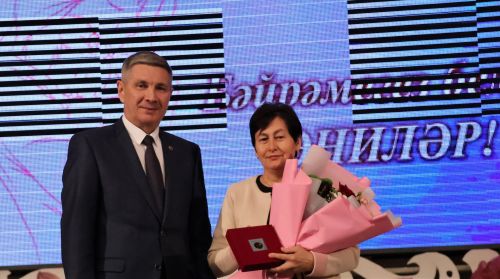 Әниләр көнендә Ленар Зарипов ике райондашыбызга "Ана даны" медале тапшырды