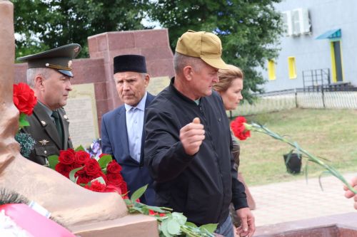 Хәтерләрдә утлы кузлар кебек: Актанышта Хәтер һәм кайгы көненә багышланган митингыннан безнең фоторепортаж
