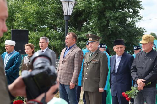 Хәтерләрдә утлы кузлар кебек: Актанышта Хәтер һәм кайгы көненә багышланган митингыннан безнең фоторепортаж