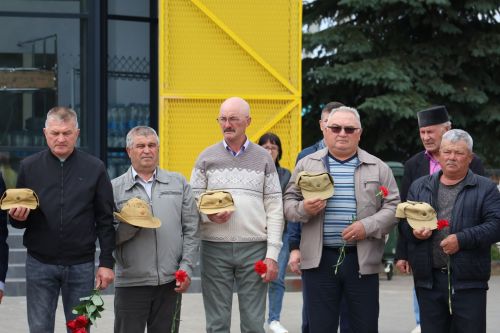 Хәтерләрдә утлы кузлар кебек: Актанышта Хәтер һәм кайгы көненә багышланган митингыннан безнең фоторепортаж