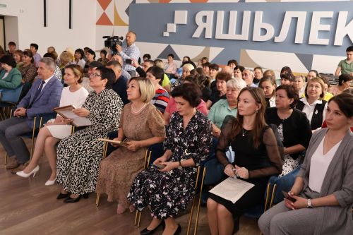 Изгелек-игелек белән тулышып: Актаныш районының социаль хезмәткәрләрен хөрмәтләү тантанасыннан зур фоторепортаж