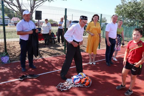 Аккүз авылында универсаль спорт мәйданчыгы ачылды