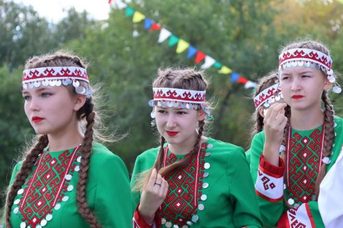Изге эшләр, ихлас гамәлләр: Мари Суыксу авылы бәйрәменнән безнең фоторепортаж