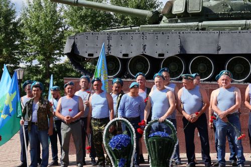 Ил хәстәрен иңнәренә йөкләп