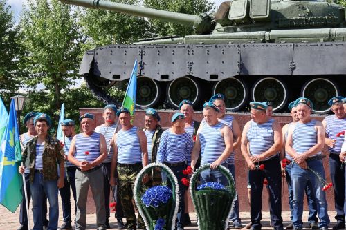 Ил хәстәрен иңнәренә йөкләп