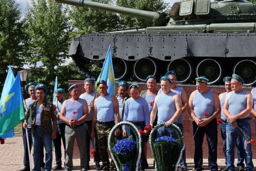 Ил хәстәрен иңнәренә йөкләп