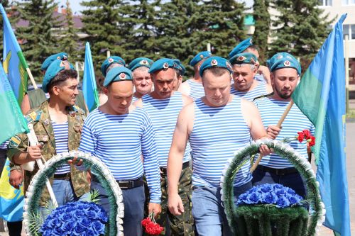 Ил хәстәрен иңнәренә йөкләп