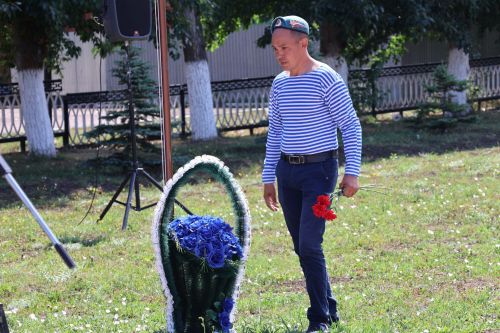 Ил хәстәрен иңнәренә йөкләп