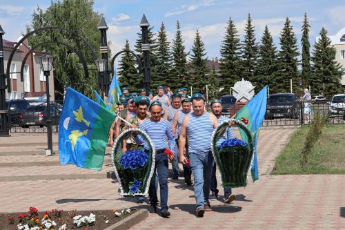 Ил хәстәрен иңнәренә йөкләп
