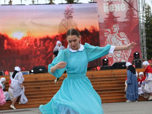 Җиңү килде җирне нурга күмеп, Шатлык белән күзне чылатып!