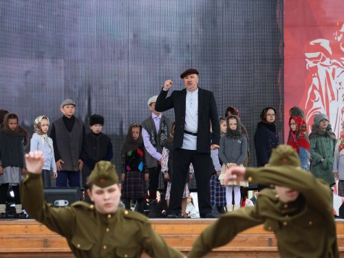 Җиңү килде җирне нурга күмеп, Шатлык белән күзне чылатып!