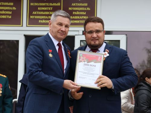 Җиңү килде җирне нурга күмеп, Шатлык белән күзне чылатып!