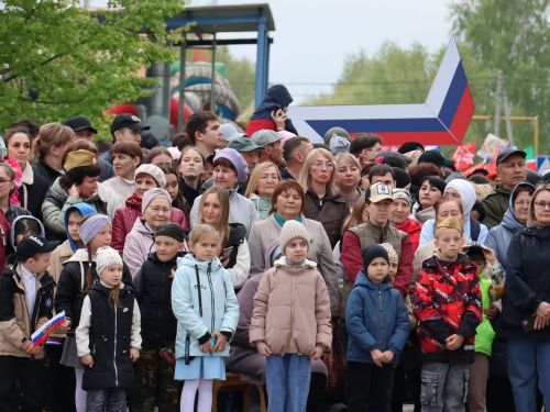 Җиңү килде җирне нурга күмеп, Шатлык белән күзне чылатып!