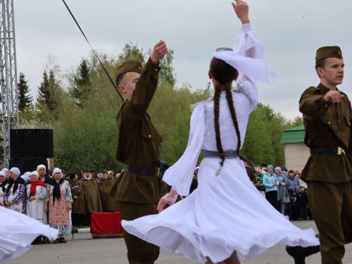Җиңү килде җирне нурга күмеп, Шатлык белән күзне чылатып!