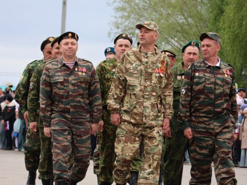 Җиңү килде җирне нурга күмеп, Шатлык белән күзне чылатып!