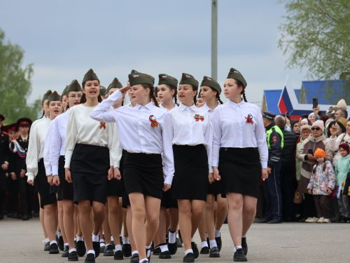 Җиңү килде җирне нурга күмеп, Шатлык белән күзне чылатып!