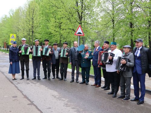 Җиңү килде җирне нурга күмеп, Шатлык белән күзне чылатып!