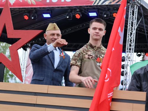 Җиңү килде җирне нурга күмеп, Шатлык белән күзне чылатып!
