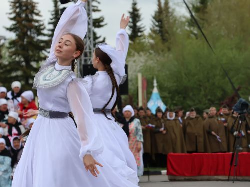 Җиңү килде җирне нурга күмеп, Шатлык белән күзне чылатып!