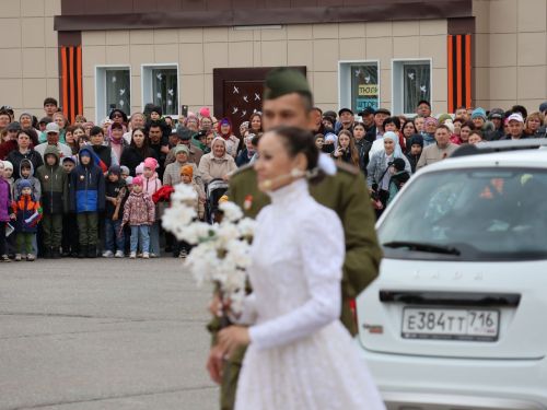 Җиңү килде җирне нурга күмеп, Шатлык белән күзне чылатып!