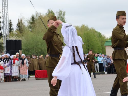Җиңү килде җирне нурга күмеп, Шатлык белән күзне чылатып!
