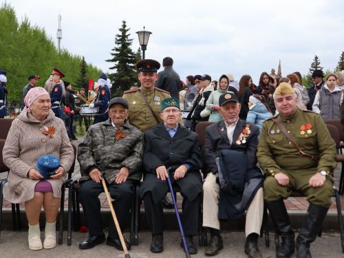 Җиңү килде җирне нурга күмеп, Шатлык белән күзне чылатып!