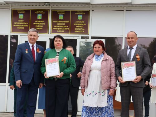 Җиңү килде җирне нурга күмеп, Шатлык белән күзне чылатып!