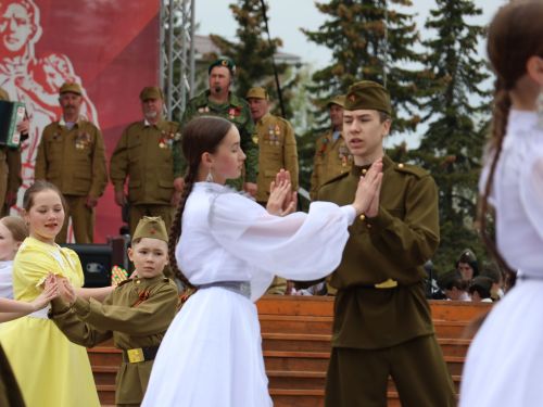 Җиңү килде җирне нурга күмеп, Шатлык белән күзне чылатып!