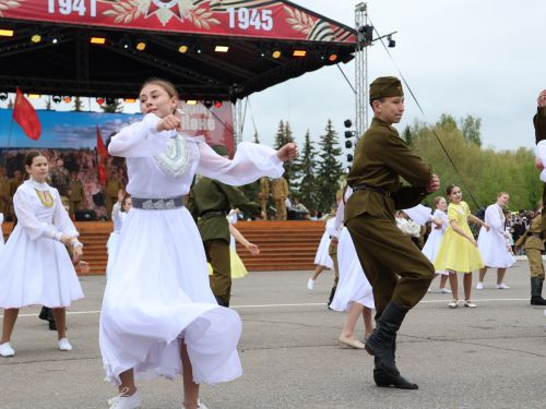 Җиңү килде җирне нурга күмеп, Шатлык белән күзне чылатып!
