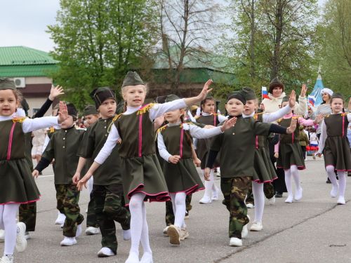 Җиңү килде җирне нурга күмеп, Шатлык белән күзне чылатып!